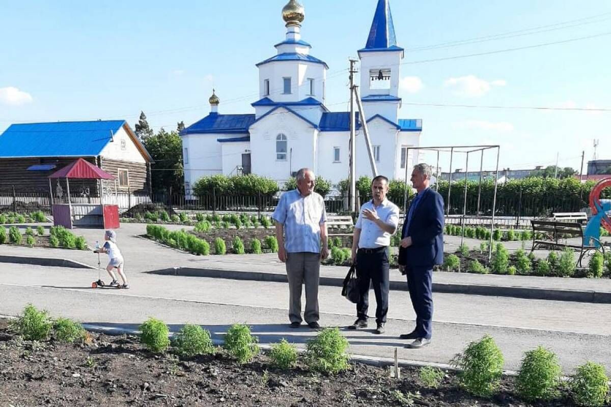 В Татарске благоустраивают общественные пространства и дворы