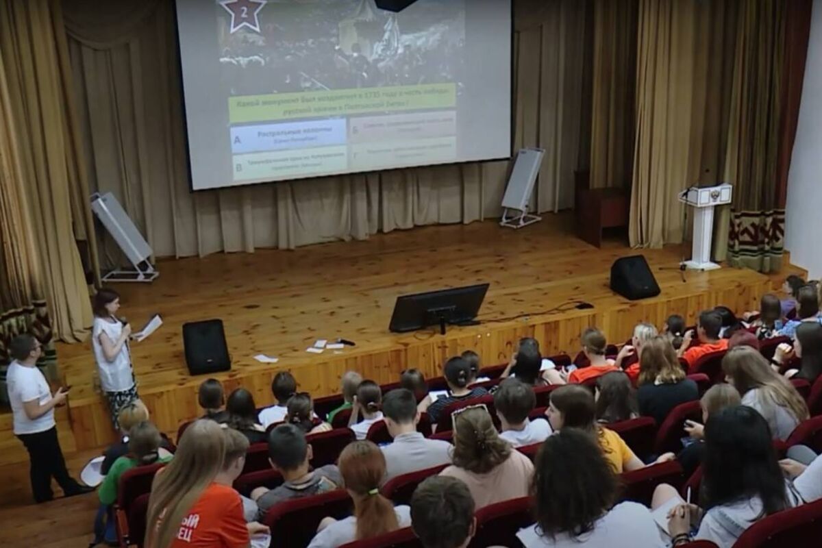 Волонтеры провели интеллектуальную игру для школьников из Луганской  народной республики