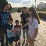 В Ростове-на-Дону активисты «Молодой Гвардии Единой России» раздали светоотражающие браслеты