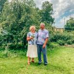 В День семьи, любви и верности активисты «Единой России» поздравили с юбилеем супружескую пару из Коченевского района