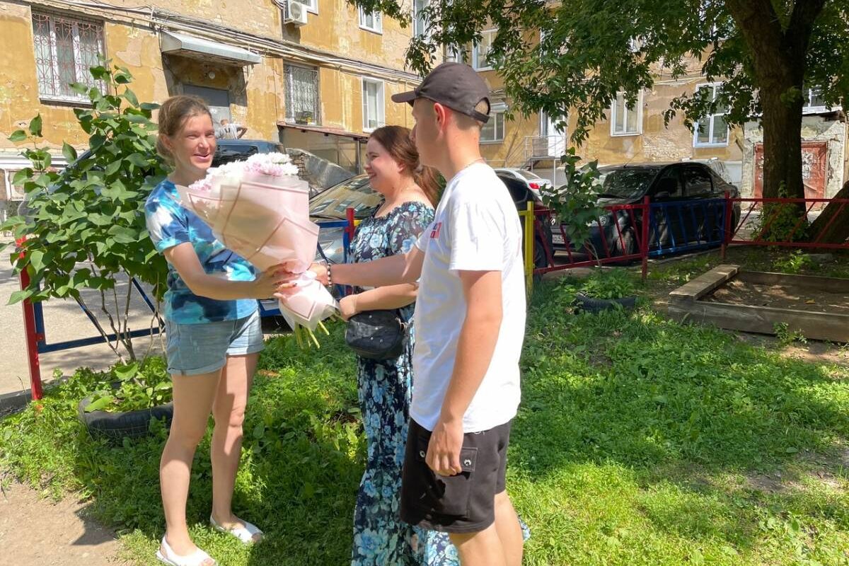 Кировские молодогвардейцы поздравили многодетную семью с Днем семьи, любви  и верности