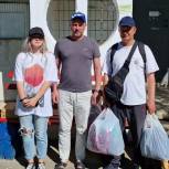 Члены партии «Единая Россия» Дмитровского округа передали летние вещи беженцам из Мариуполя