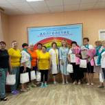 В Ростовской области Екатерина Стенякина передала наборы для вязания серебряным волонтёрам