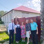 Единороссы Советского района в день семьи, любви и верности поздравили одну из самых известных семей поселка