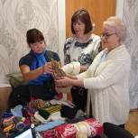 В Мысках волонтеры связали теплые вещи для детей Донбасса
