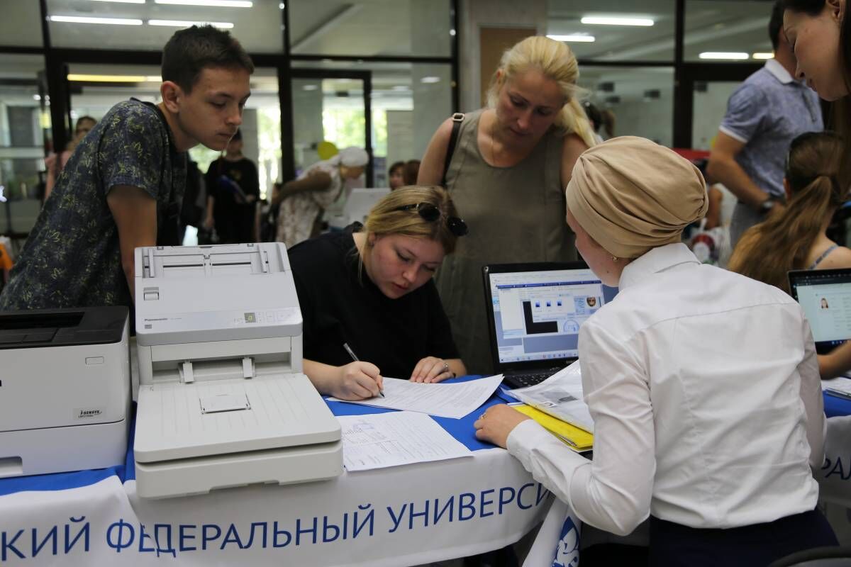 Выпускнице казанской школы из ДНР помогли оформить документы для  поступления в вуз