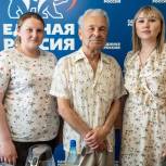 «Единая Россия» помогла сахалинскому пенсионеру встретиться с семьей беженцев, которым он помог