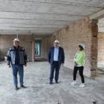 Александр Вервейн проверил ход ремонта школы в Волчанске