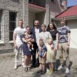 «Главное достижение семьи – счастливые дети»: петербургские единороссы побывали в семье Жихаревых, воспитавших Героя России
