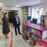 Эдуард Дуданов посетил детскую модельную библиотеку в Погаре