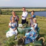 В Московской области «Единая Россия» организовала флористическую фотосессию для влюблённых