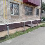 Единороссы Липецка помогли жителям установить во дворе дома светоотражающие столбики