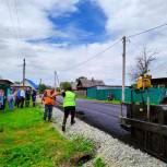 Активисты «Единой России» проверили строительство дороги и скейт-парка в Кузбассе