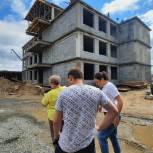 Единороссы проверили строительство школы в Смоленке