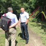 Юрий Максимов помог отремонтировать детскую площадку во дворе дома на «Техстекло»