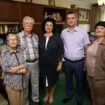 В канун Дня семьи, любви и верности Татьяна Батышева поздравила пожилую пару из Очаково-Матвеевского