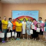 В Ростовской области Екатерина Стенякина передала наборы для вязания серебряным волонтёрам