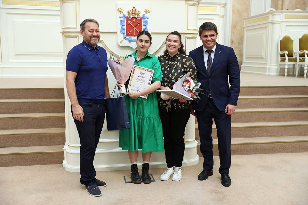 Десять школьников из Петербурга в числе победителей акций «Единой России» отправятся на отдых в международный центр «Артек»