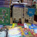 Волонтёры «Молодой Гвардии Единой России» и «Волонтёрской Роты» привезли книги в школу в Волновахе