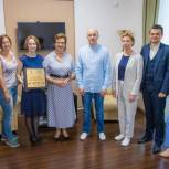Кузбасские единороссы подарили областной библиотеке издание «Кузбассовцы-незабытые герои»
