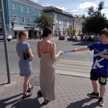 Активисты партпроекта «Безопасные дороги» раздали светоотражающие браслеты на улицах Твери