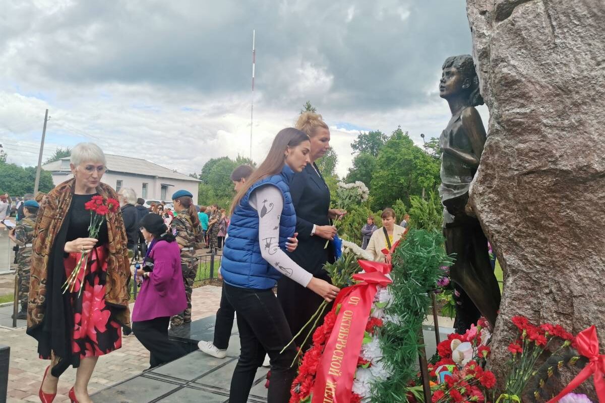 Погода в лычково новгородской. Памятник детям в Лычково. Трагедия на станции Лычково. Лычково Новгородская область дети эшелон. Лычково памятник Ленинградским детям.