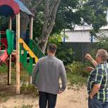 Дмитрий Родин решает вопрос с благоустройством детской площадки
