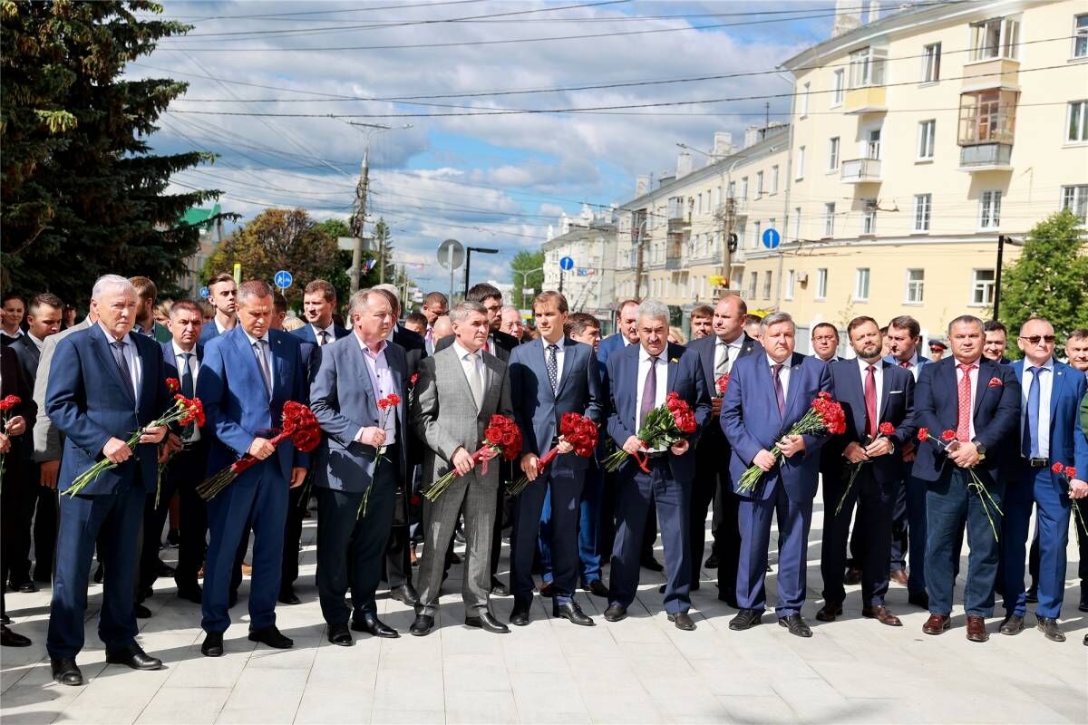 Участники Всероссийского форума Городов трудовой доблести возложили цветы в  честь тружеников тыла