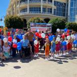 Единороссы вручили воздушные шары участников молодежного БИБЛИОдрайва