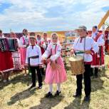 Цивильское отделение «Единой России» проводит мастер-классы по народным промыслам на Тихвинской ярмарке