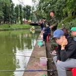 Смоляне порыбачили на водоеме в Лопатинском саду в День рыбака