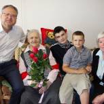 Единороссы Гвардейска поздравили ветерана становления Калининградской области