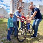 Депутат «Единой России» подарил многодетной семье из Новочебоксарска велосипед