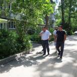 Сергей Фомин проверил качество ремонта дворов своего округа