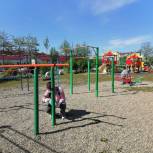 В Магаданской области активисты «Единой России» привели в порядок две детские площадки