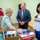 Депутаты-единороссы передали книги для детей Донбасса в Волонтерский центр