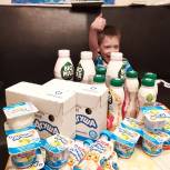 В Московском районе семьям, воспитывающим детей с ОВЗ, и детям из семей, оказавшихся в трудной жизненной ситуации, привезли молочную продукцию