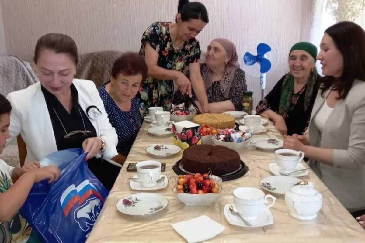 Партийцы поздравили многодетную семью