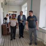 Виталий Бахметьев проверил ход ремонта школ в Карталинском районе