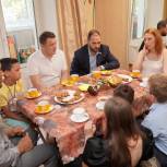 В День семьи, любви и верности депутат Госдумы Александр Мажуга поздравил многодетную семью из  Южного Тушина