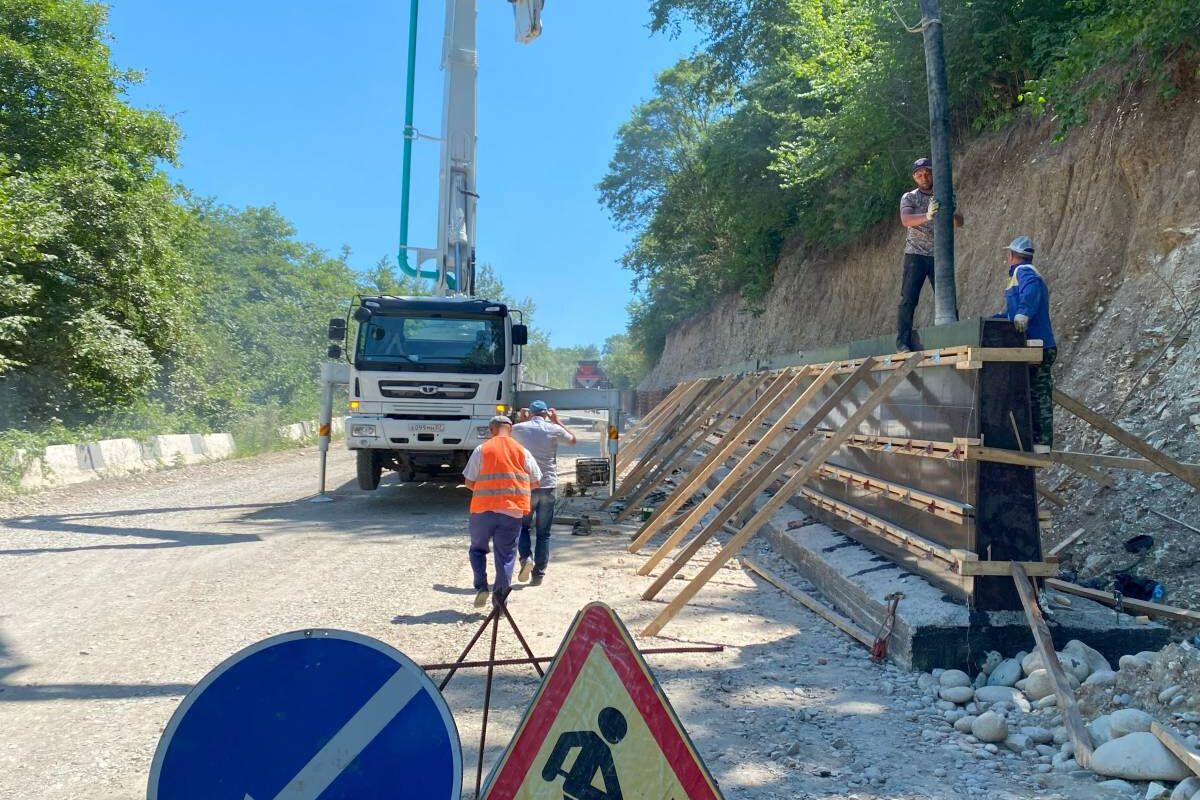 Продолжается капитальный ремонт автодороги в Черекском районе КБР