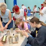 Единороссы организовали мастер-класс по изготовлению блиндажных свечей