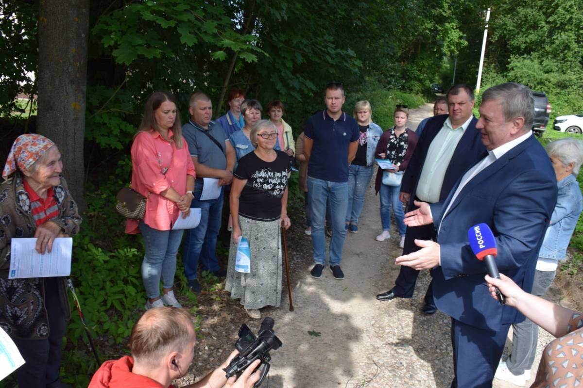 Подомовой обход и встречу с жителями деревни Лухново провели представители «Газпром  межрегионгаз Псков» и «Единой России» | 07.07.2023 | Псков - БезФормата