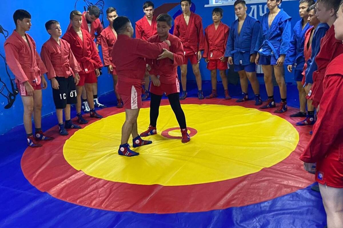 Мастер спорта России провёл обучающую тренировку для воспитанников астраханского самбо