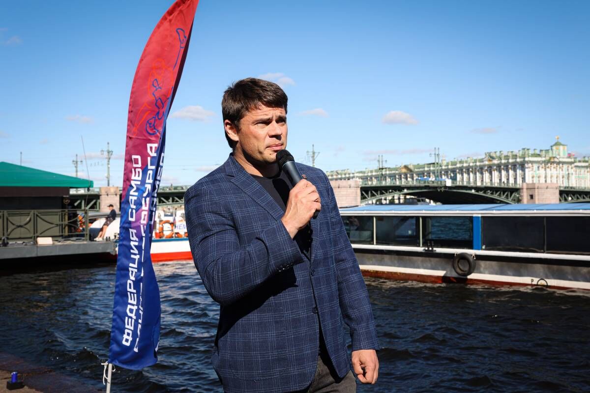 У партийного проекта «Единой России» «Zа самбо» в акватории Петербурга появился «именной» теплоход
