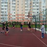 По партпроекту «Детский спорт» единороссы провели соревнования по стритболу