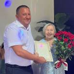 Секретарь Минераловодского местного отделения партии поздравил с юбилеем уважаемого педагога