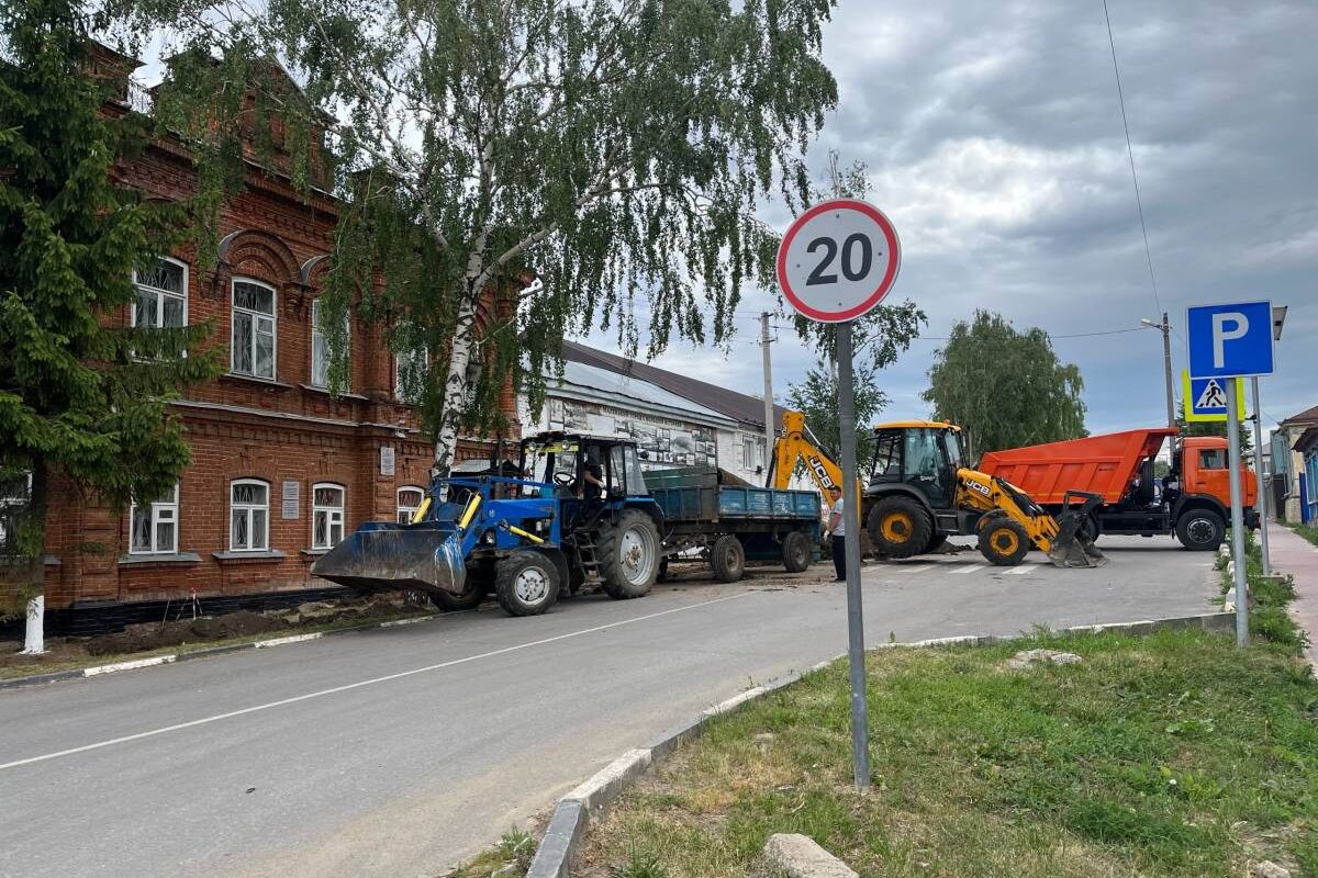 В Тетюшах партдесант посмотрел, как идет строительство новых тротуаров