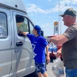 «Единая Россия» организовала мобильный пункт с питьевой водой на выезде из Херсонской области