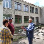 Виктор Бабурин оценил ход ремонта кровли школы в Нижних Прысках